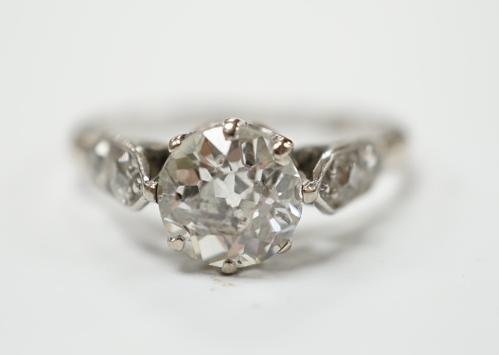 An 18ct, plat. and single stone diamond set ring, with four stone diamond set shoulders, size R/S, gross weight 3.4 grams. Poor condition.